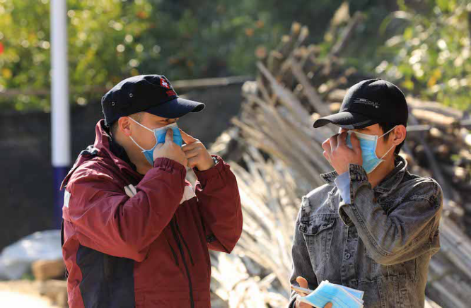 柳州融安：防疫人员进村屯讲解防疫知识