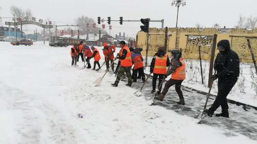 黑龙江多地降雪 各部门全力清雪保畅通