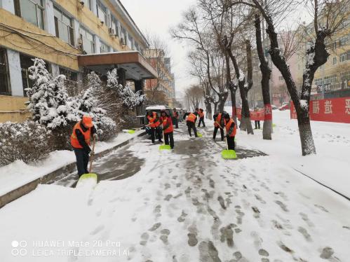 黑龙江多地降雪 各部门全力清雪保畅通