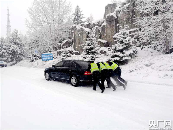 黑龙江漠河：迎入秋以来最大降雪 雪深超10厘米_fororder_W020201027518124755972