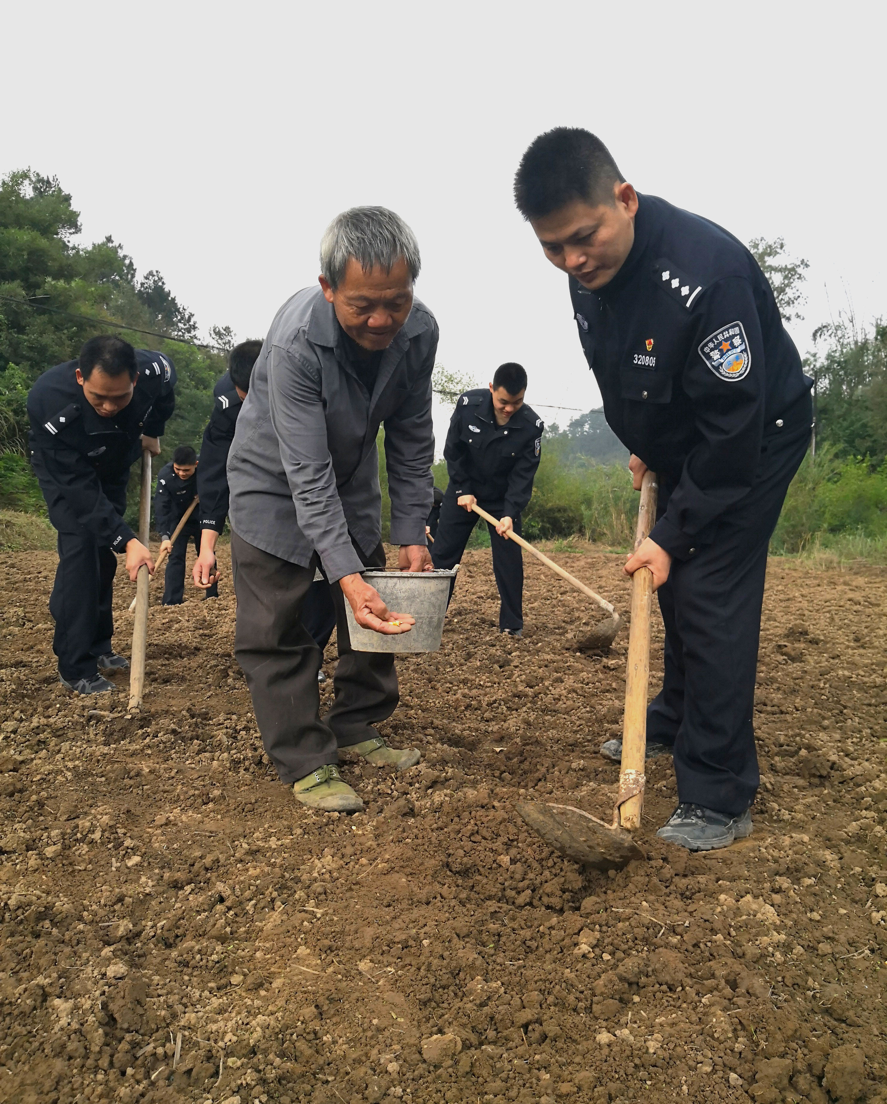 崇左宁明：边检站民警助农春耕