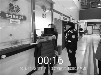 （平安江苏列表 三吴大地南京 移动版）深夜孕妇羊水破裂 民警紧急护送就医