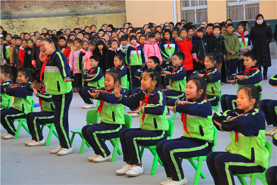 “送温暖 送欢乐” 西安乐华城爱心公益活动在西咸新区木匠张小学举行