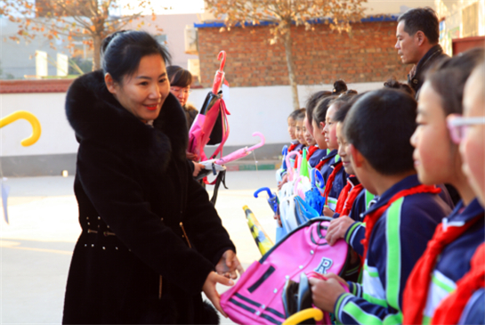 “送温暖 送欢乐” 西安乐华城爱心公益活动在西咸新区木匠张小学举行