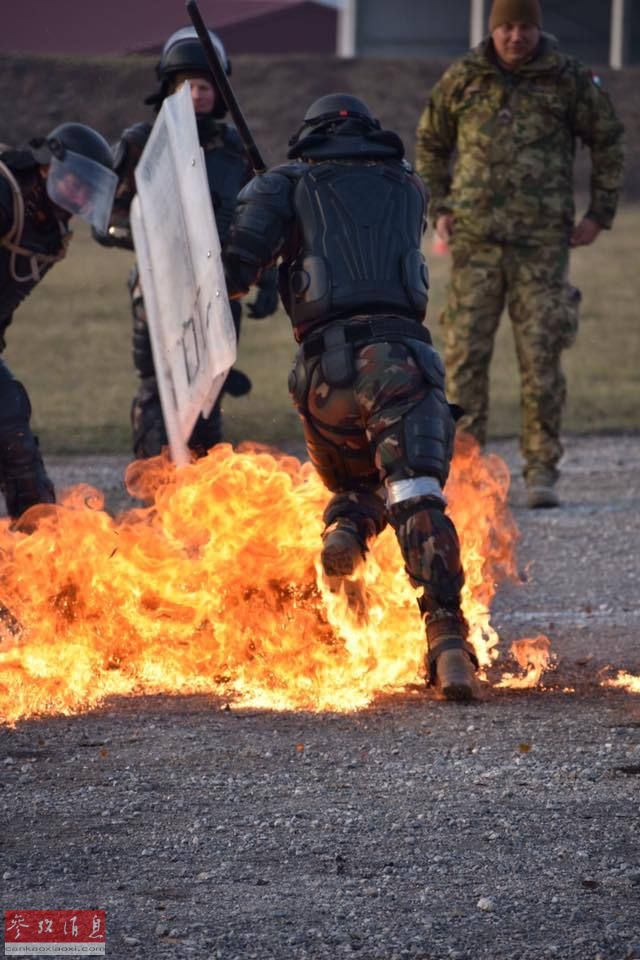 不惧烈焰！美军士兵演练应对燃烧瓶袭击