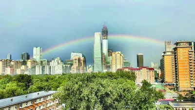 彩虹当空照 雷雨频繁扰