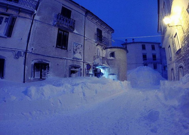 意大利村庄一天内降雪超2米 居民铲雪开路