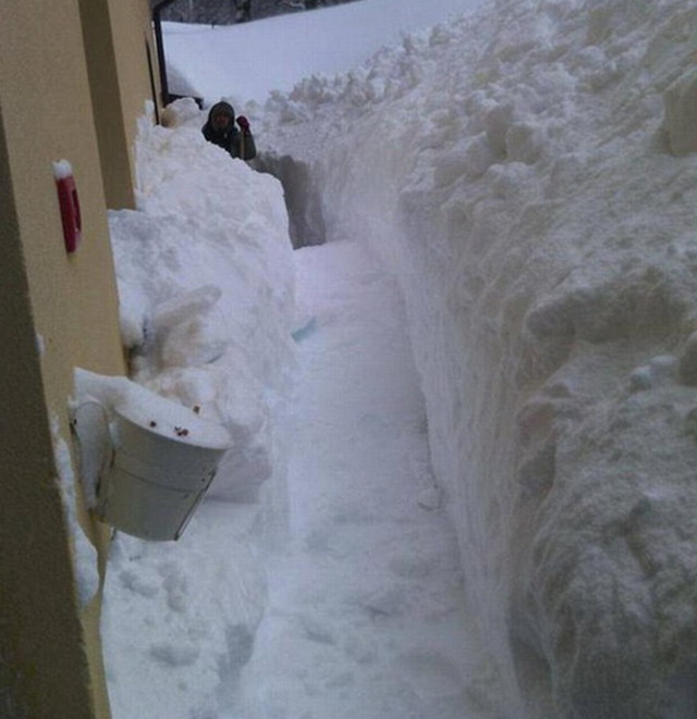 意大利村庄一天内降雪超2米 居民铲雪开路