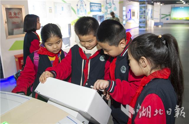 武汉小学生学节水知识 迎“世界水日”