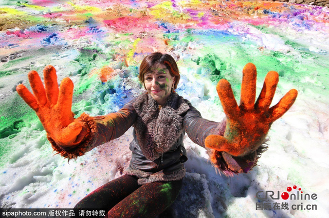 土耳其艺术家在200平方米雪地上作画