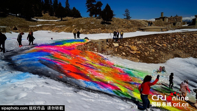 土耳其艺术家在200平方米雪地上作画