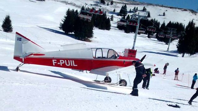 法国小飞机迫降滑雪场 致一名滑雪者受重伤