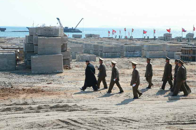 金正恩视察朝鲜渔业基地建设现场并指导工作