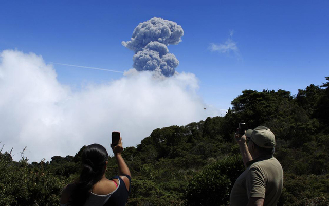 哥斯达黎加图里亚尔瓦火山喷发 火山灰喷至千米高空