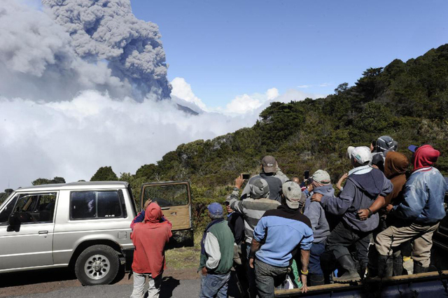 哥斯达黎加图里亚尔瓦火山喷发 火山灰喷至千米高空