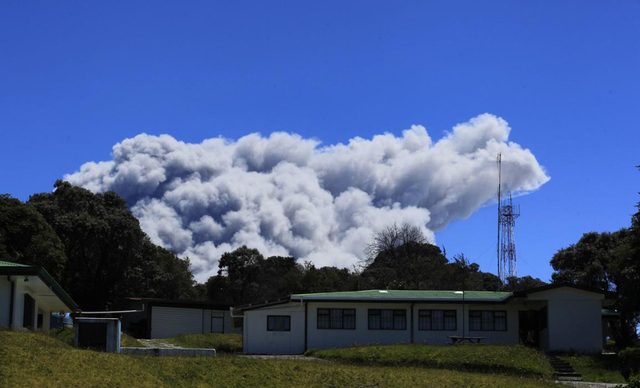 哥斯达黎加图里亚尔瓦火山喷发 火山灰喷至千米高空