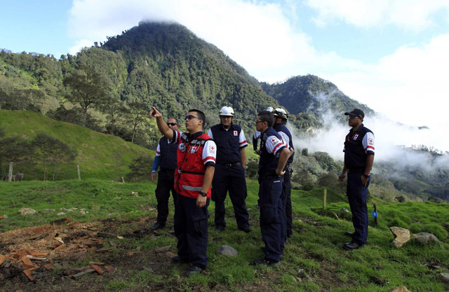 哥斯达黎加图里亚尔瓦火山喷发 火山灰喷至千米高空