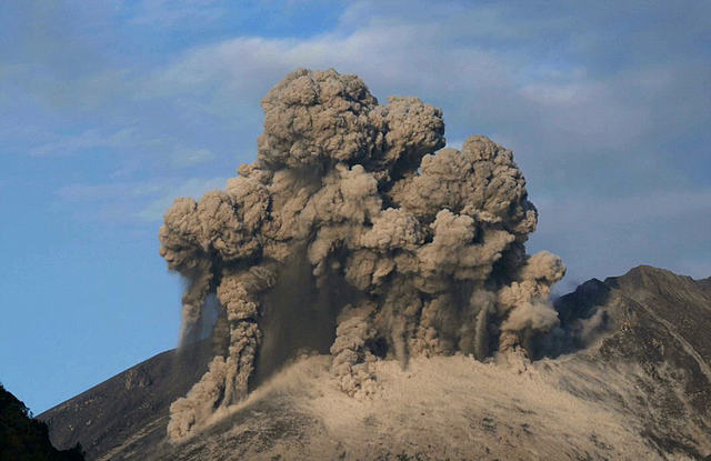 日本樱岛火山喷发 浓烟滚滚电闪雷鸣如临"地狱"