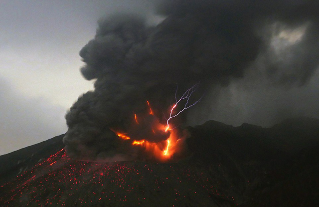 日本樱岛火山喷发 浓烟滚滚电闪雷鸣如临"地狱"