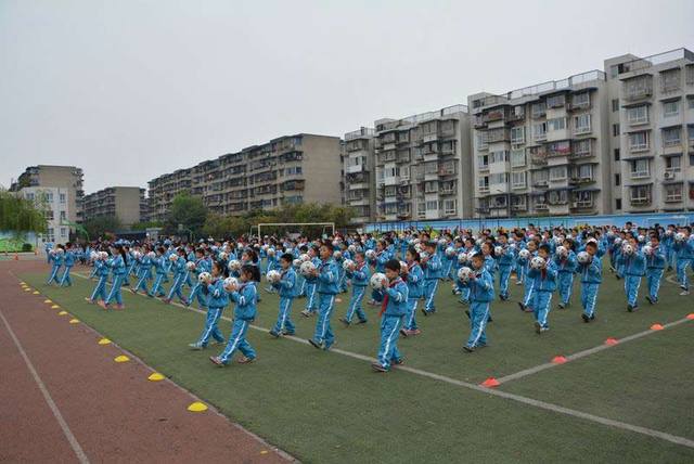 全国掀起足球热潮 各地中小学同做“足球操”