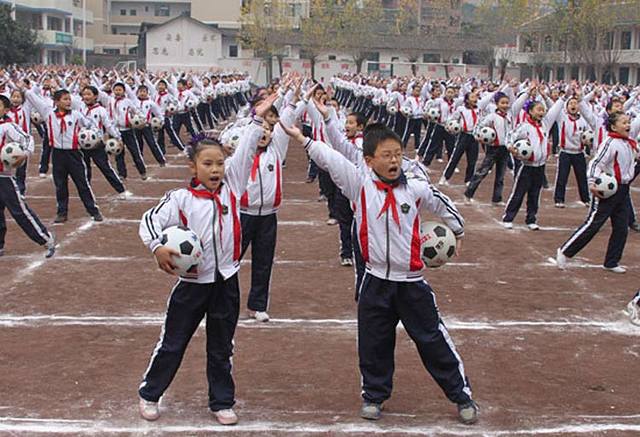 全国掀起足球热潮 各地中小学同做“足球操”