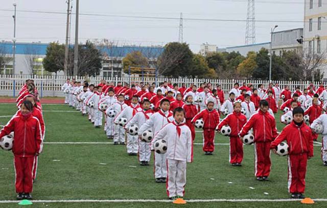 全国掀起足球热潮 各地中小学同做“足球操”