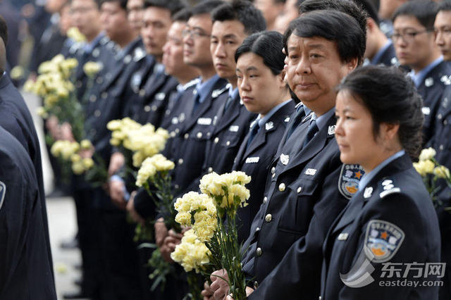 上海为被拖行牺牲交警开追悼会