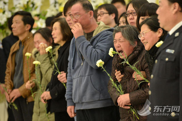 上海为被拖行牺牲交警开追悼会