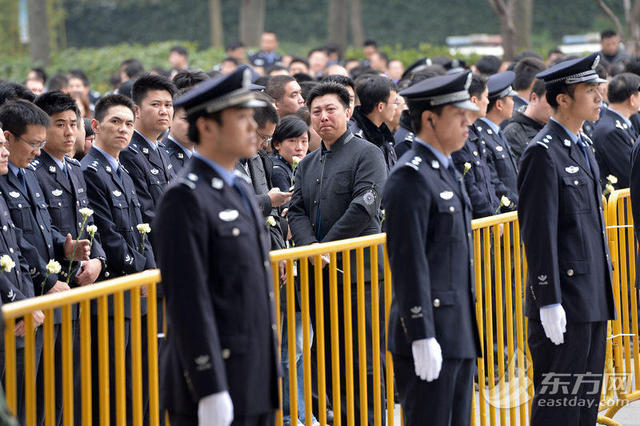 上海为被拖行牺牲交警开追悼会