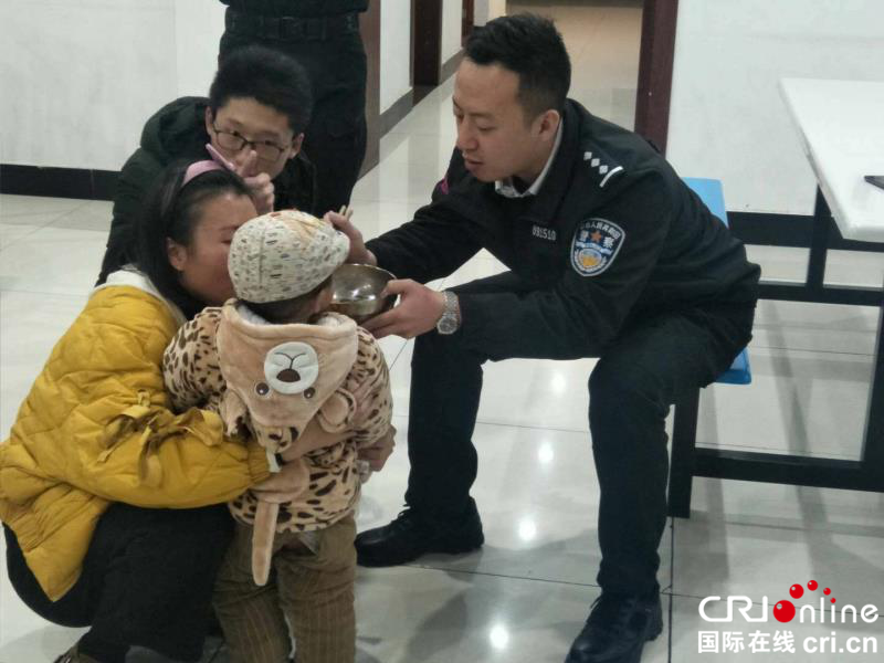 【CRI原创】【湖北】湖北利川“实习警爸”街头抱回走丢儿童 怀孕警嫂主动照顾