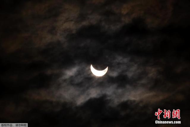 欧洲多国迎来日食现象 太阳瞬间失去光芒