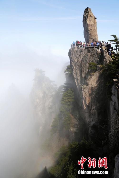 安徽黄山风景区“佛光”现身