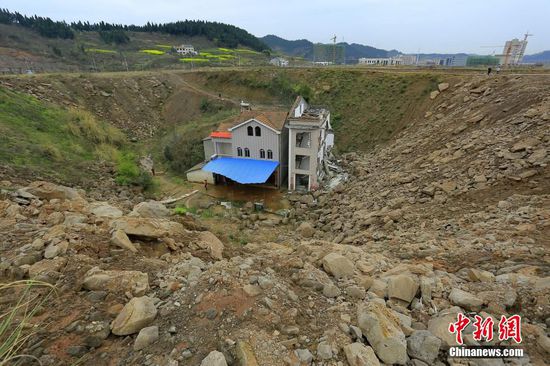 湖北现最牛钉子户 断水电被泥土围困成孤岛