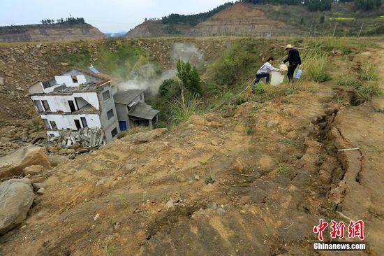 湖北现最牛钉子户 断水电被泥土围困成孤岛