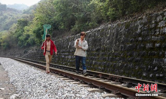 云南一处水电站放水 村民集体下河捞鱼