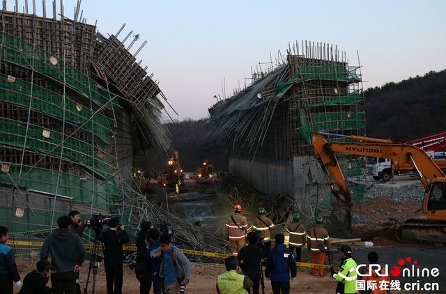 韩国一道路施工现场发生崩塌