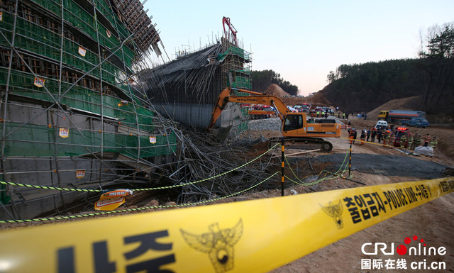 韩国一道路施工现场发生崩塌