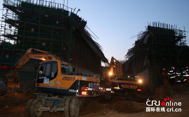 韩国一道路施工现场发生崩塌