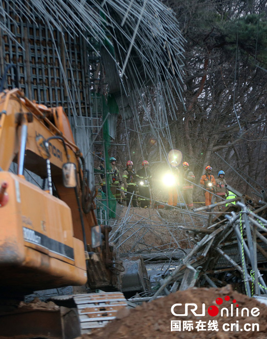 韩国一道路施工现场发生崩塌