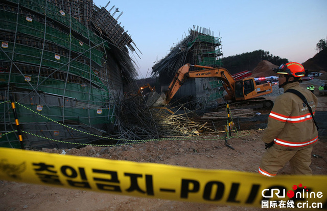 韩国一道路施工现场发生崩塌