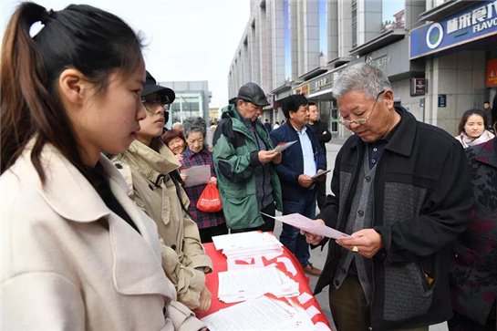 西咸新区扫黑除恶“快闪”活动亮相地铁口