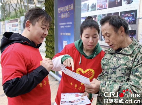 贵阳观山湖区民警携志愿者开展防范电信诈骗宣传活动