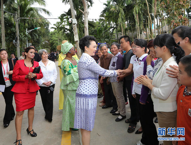 彭丽媛邀部分外方领导人夫人参观海南村庄