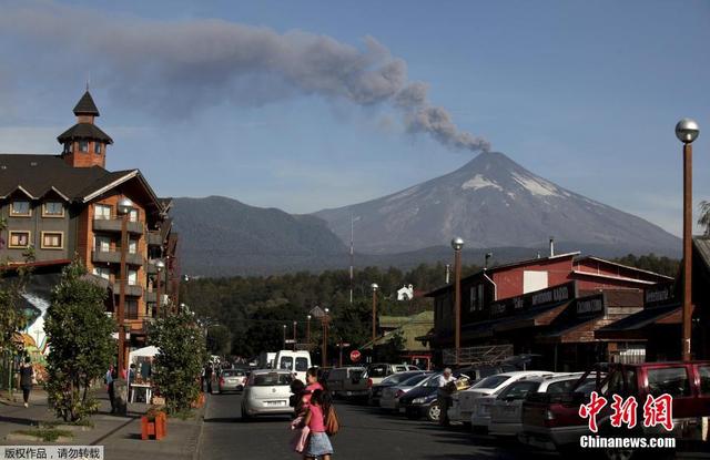 智利保持火山喷发预警 山口黄烟弥漫