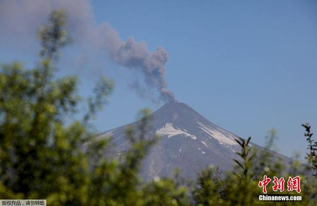 智利保持火山喷发预警 山口黄烟弥漫