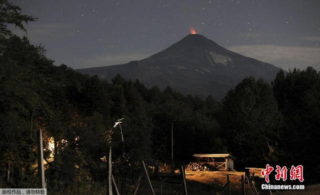 智利保持火山喷发预警 山口黄烟弥漫