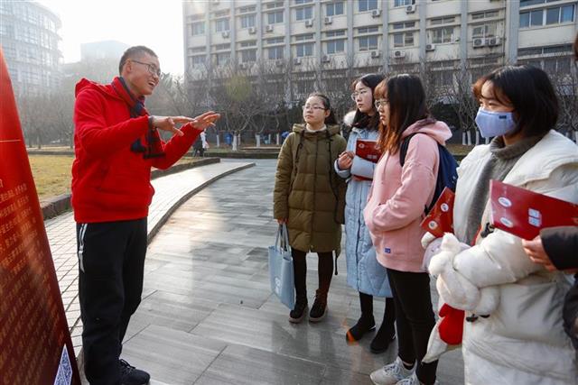 华中师范大学：40名学生讲述“四十年四十人四十事”