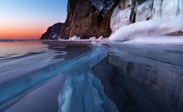 实拍世界最大淡水湖百米冰裂壮观景象