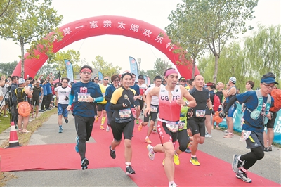 （文体图文）七都铁人三项暨铁人两项赛近日在苏州太湖举行