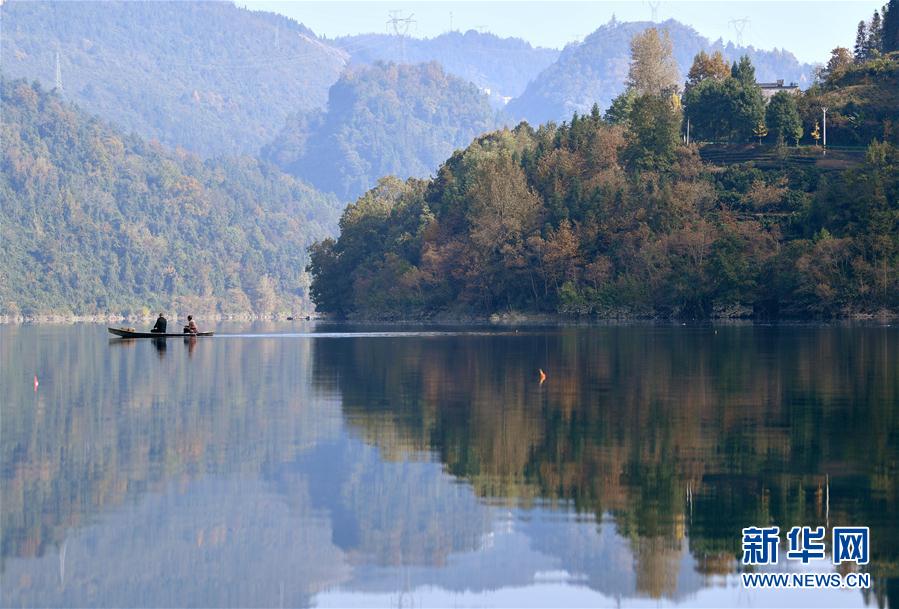 恩施州屏山峡谷：荡舟垂钓入画来